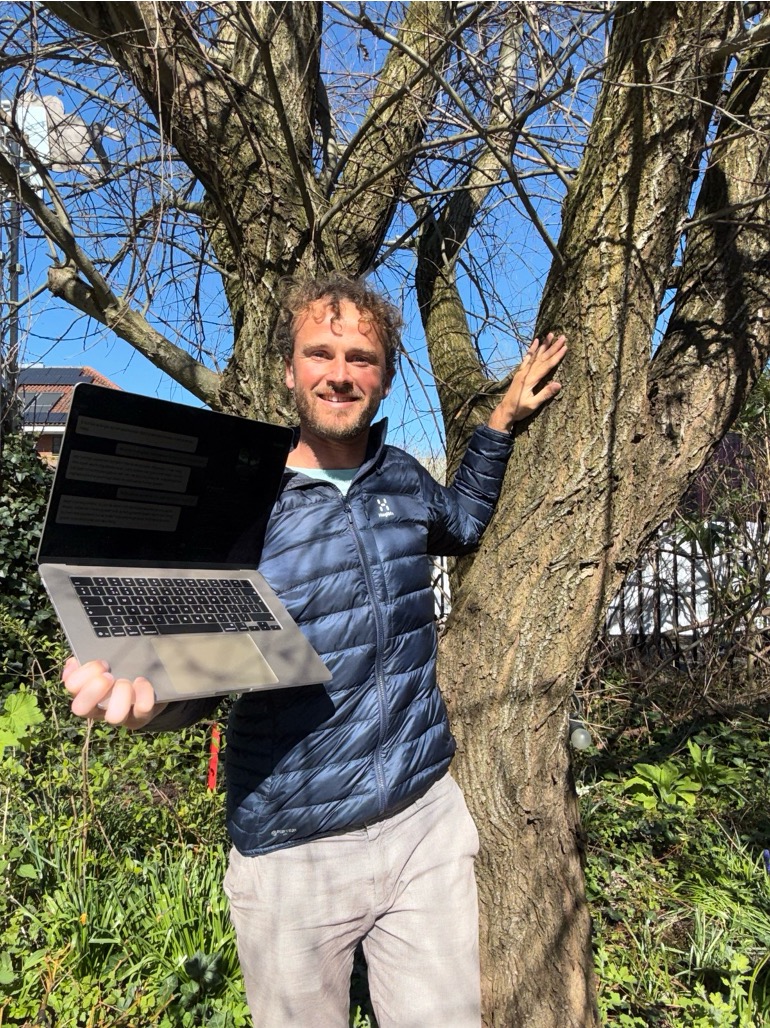 Laptop met Engage Nature Tool. Gebruiker is in conversatie met "de Egel" 5